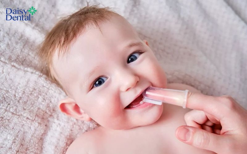 Bố mẹ có thể giúp trẻ vệ sinh răng miệng bằng gạc mềm