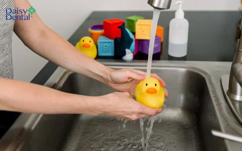 Bố mẹ nên thường xuyên khử trùng các vật dụng mà con hay cắn, ngậm