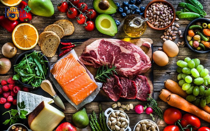 Chế độ ăn đầy đủ chất giúp ngăn chặn vi khuẩn tấn công răng miệng gây mùi