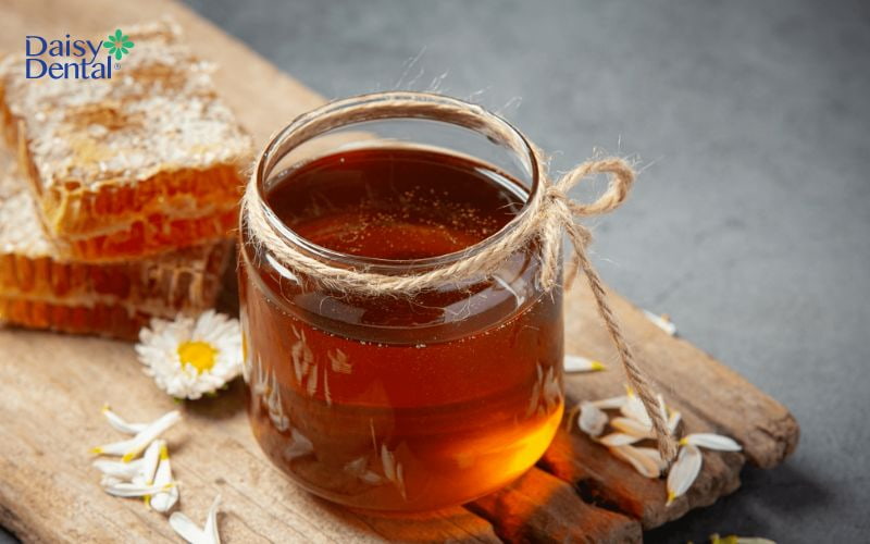 Mật ong là nguyên liệu lành tính nên bạn có thể dùng để trị mụn nước trong miệng của trẻ