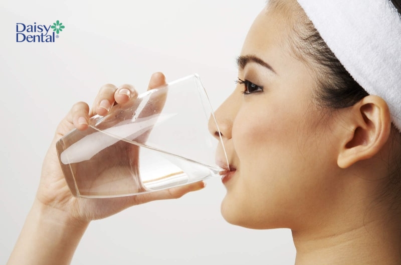  Súc nước muối có thể hạn chế cơn buồn nôn