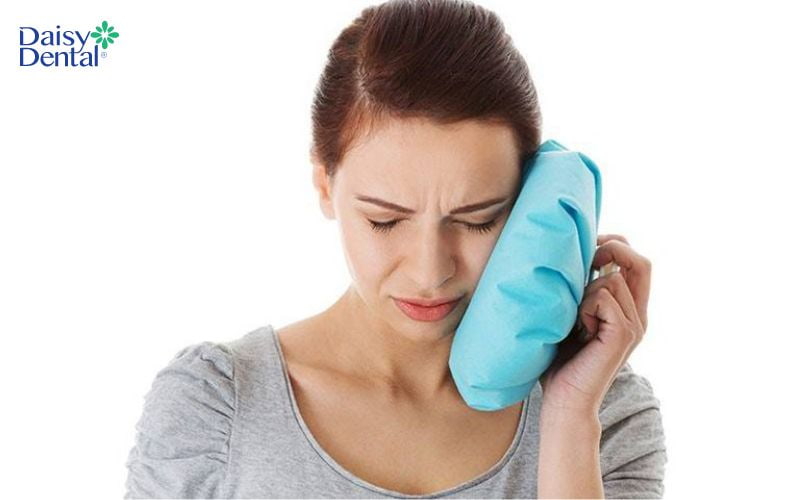 Chườm lạnh giúp giảm cơn đau nhức và tình trạng sưng bệnh gây ra