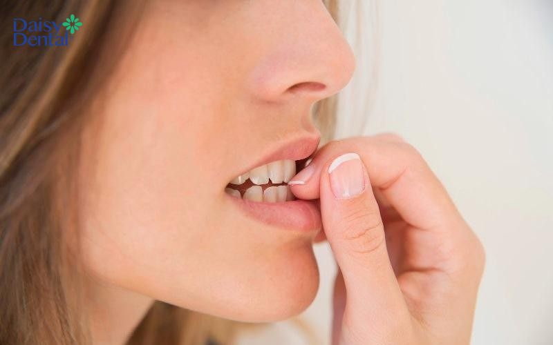 Bỏ thói quen cắn móng tay khi tập trung suy nghĩ