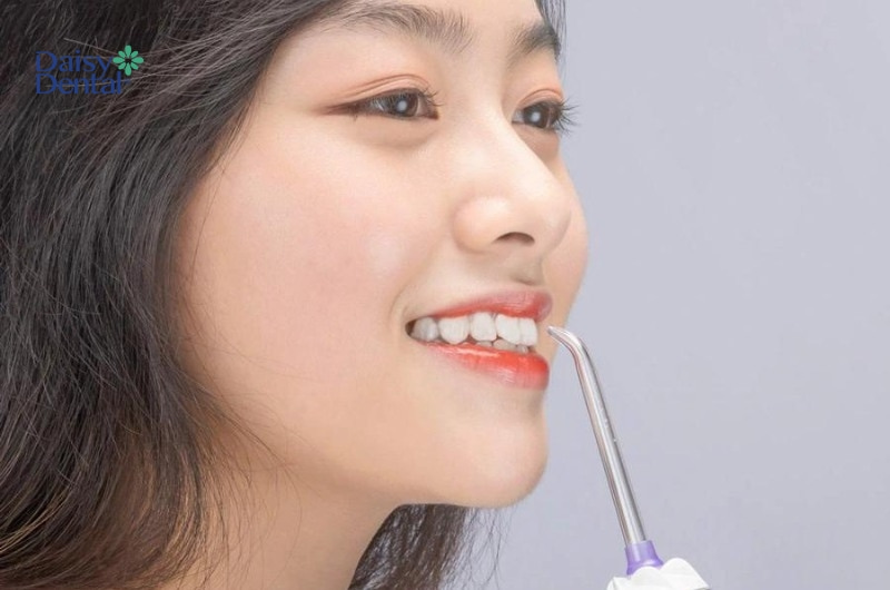 Trước tiên, bạn nên đặt đầu tăm vuông góc với răng