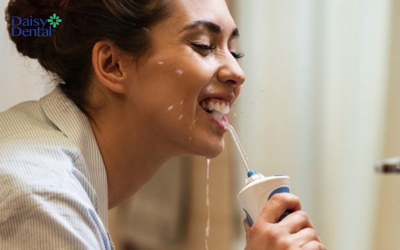 Nên cúi người và mở khoang miệng khi sử dụng để nước dễ thoát ra