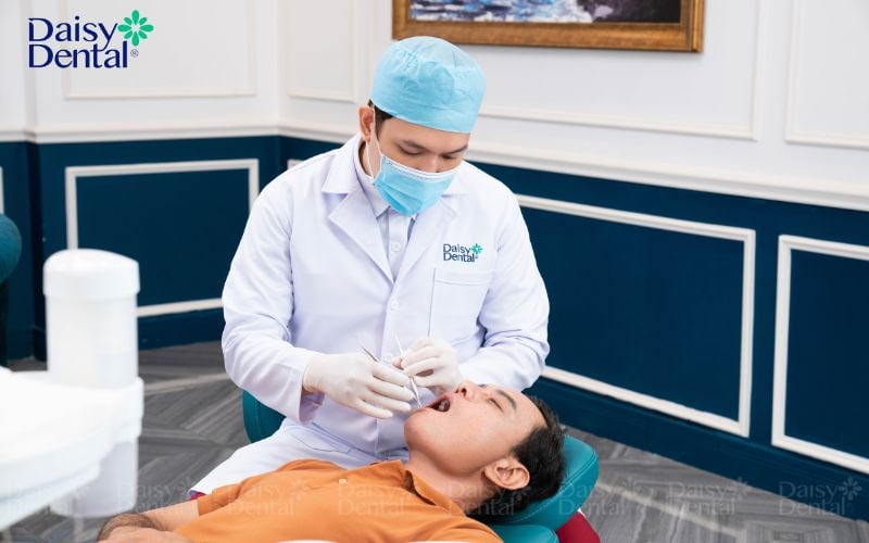 Nam khách hàng hài lòng sau khi thực hiện cấy ghép Implant tại Nha khoa Quốc tế DAISY