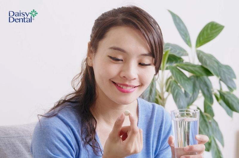 Bạn nên uống thuốc cùng với nước để có hiệu quả tốt nhất.