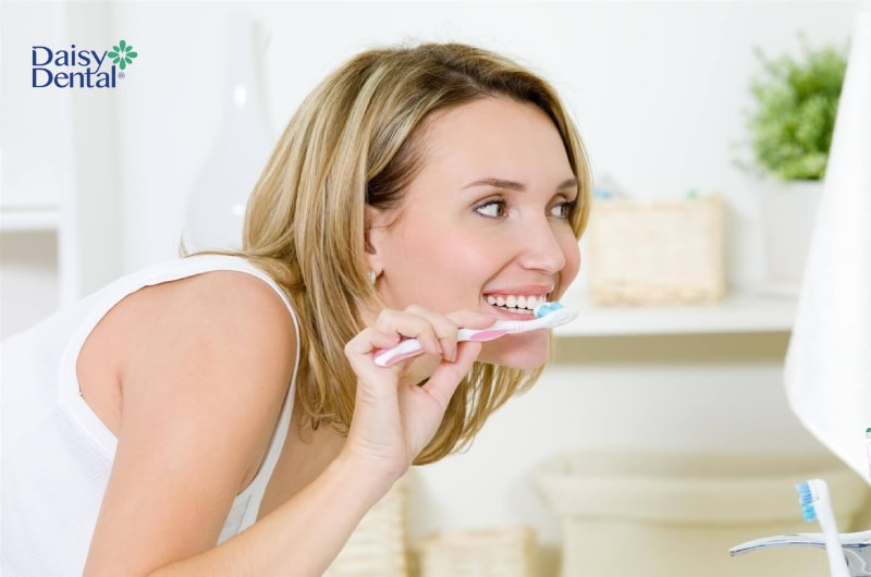 Cần vệ sinh răng miệng trước khi cạo vôi răng