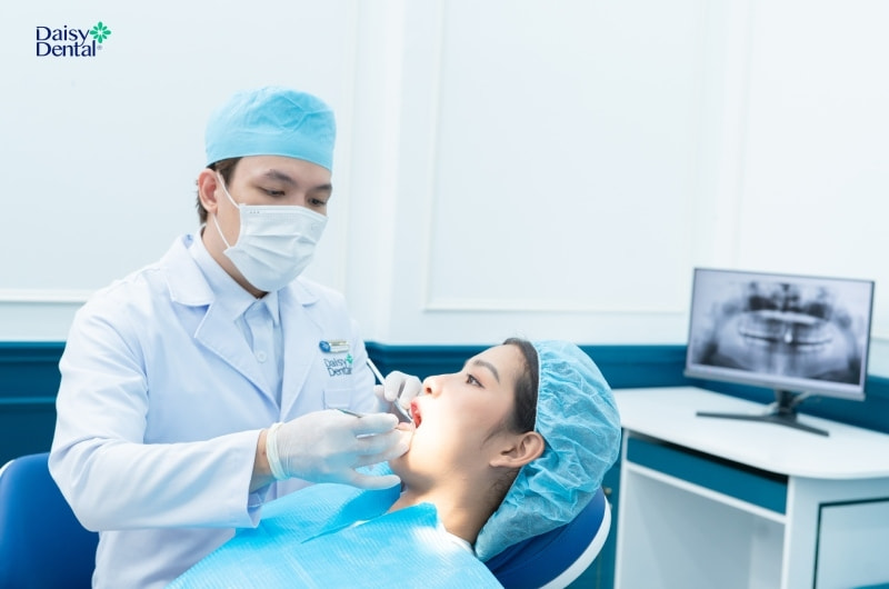 Bác sĩ điều trị cho khách hàng tại Nha khoa Quốc tế DAISY