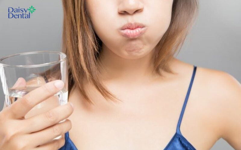 Súc miệng bằng nước muối có thể ngăn chặn vi khuẩn hiệu quả