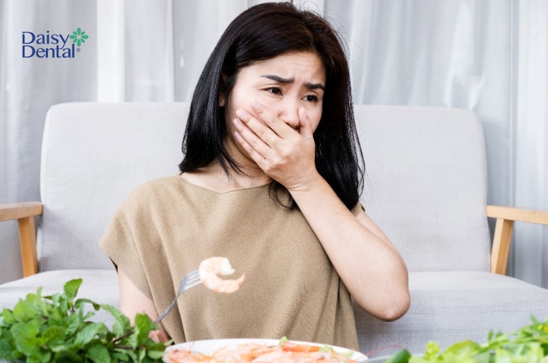 Ngoài mùi hôi, bạn cũng có thể gặp tình trạng ợ chua