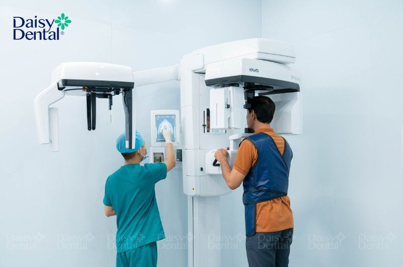 Người mất răng chụp X - quang để đánh giá tình trạng xương hàm