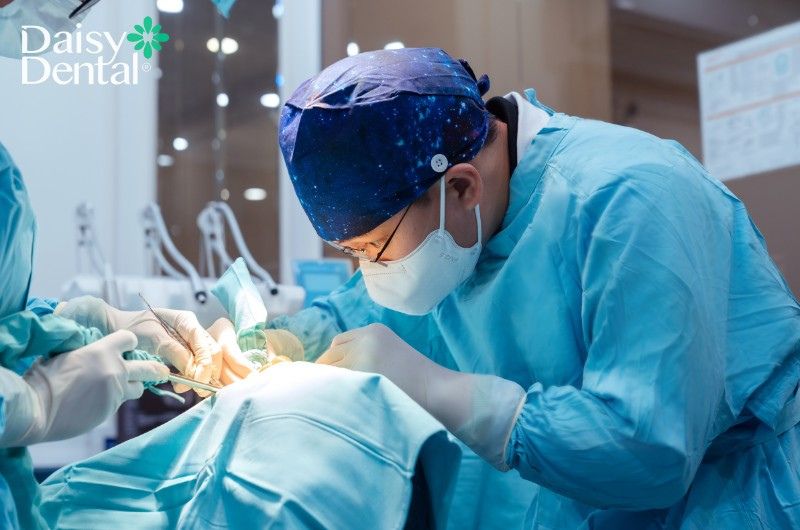 Bác sĩ tại Nha khoa DAISY thực hiện cấy ghép Implant cho khách hàng.