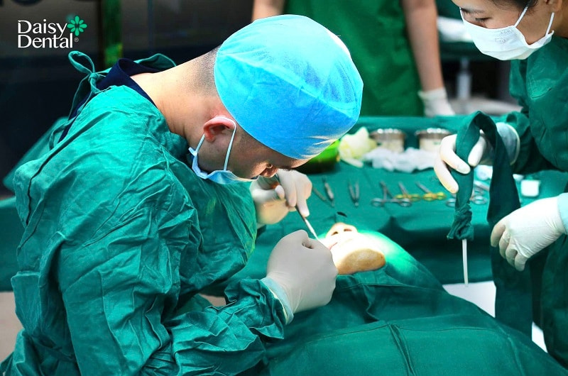 Thực hiện cấy ghép trụ Implant nhanh chóng