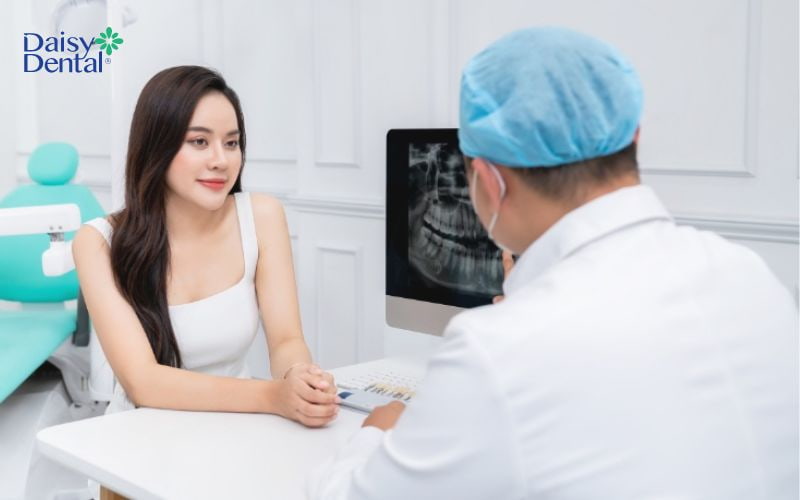 Bác sĩ tư vấn tình trạng răng miệng cho khách hàng
