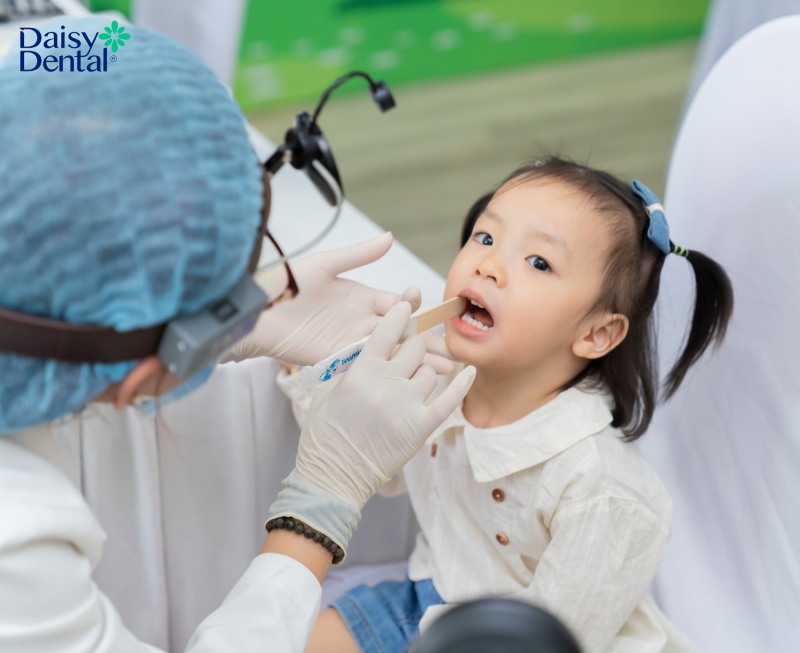 Bác sĩ DAISY DENTAL hỗ trợ kiểm tra sức khỏe răng miệng cho các "chồi non" của Trường Mầm Non IGC Thống Nhất