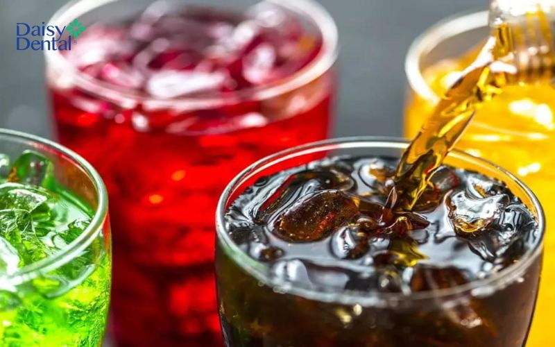 Uống nhiều nước ngọt có gas cũng có thể gây mất răng