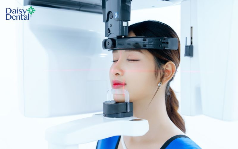 Khách hàng được chụp X-quang để bác sĩ đánh giá tình trạng răng miệng