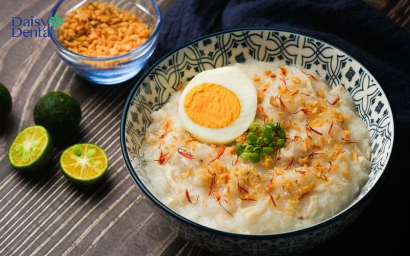 Người bệnh nên ăn thức ăn mềm như cháo. súp,... để tránh ảnh hưởng đến xương hàm