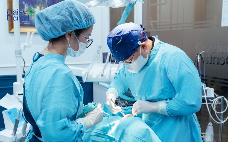 Đội ngũ bác sĩ DAISY DENTAL thực hiện cấy ghép Implant sau khi nâng xoang cho khách hàng