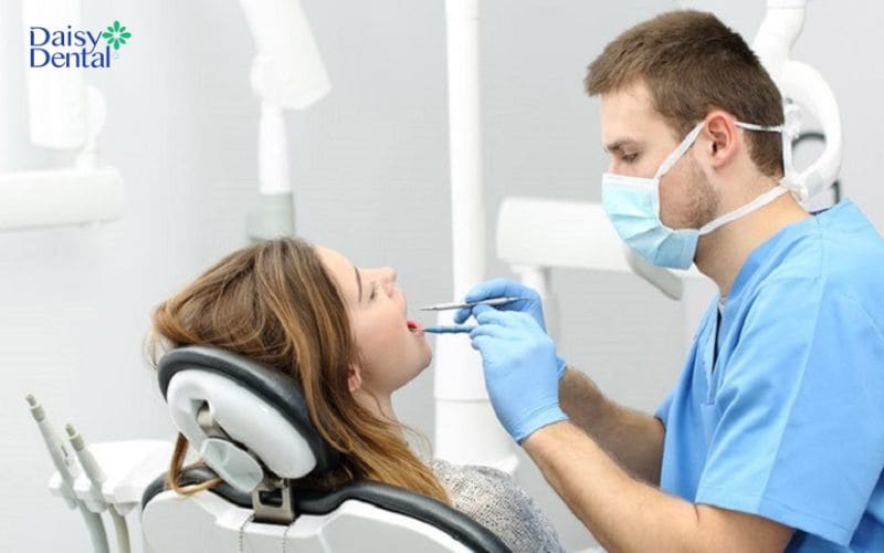 Bác sĩ tiến hành phẫu thuật sau khi đã gây tê