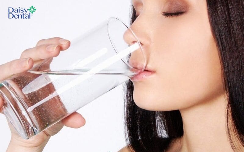 Súc miệng bằng nước muối sau khi thực hiện phẫu thuật