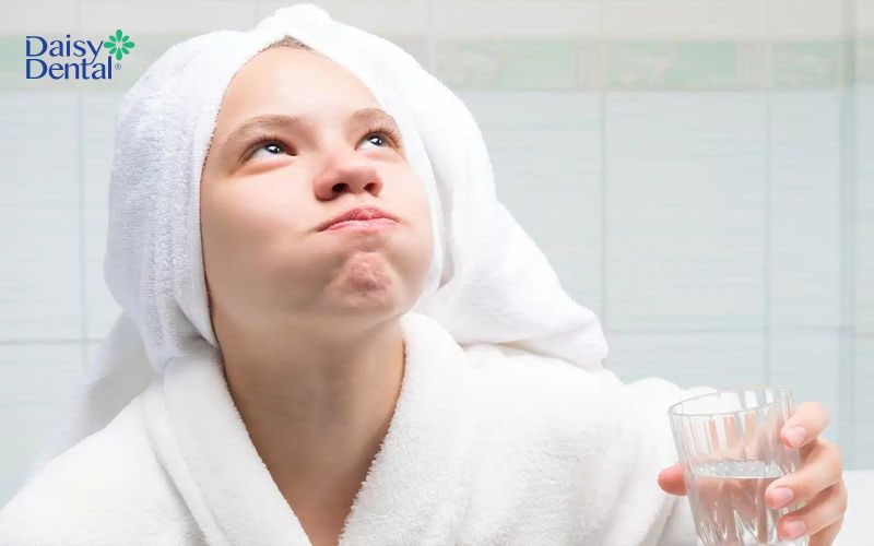 Bạn nên súc miệng bằng nước muối thay vì đánh răng ngay sau khi điều trị nha chu