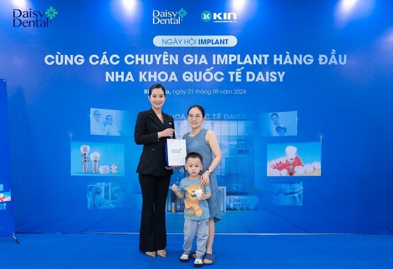 Khách hàng nhận nhiều phần quà giá trị từ Nha khoa Quốc tế DAISY