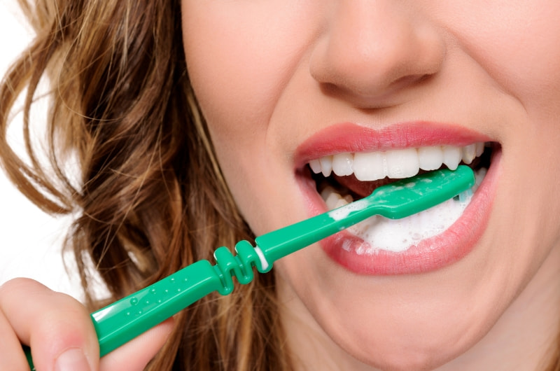 Vệ sinh răng miệng đúng cách sẽ ngăn được tình trạng ngứa lợi. 