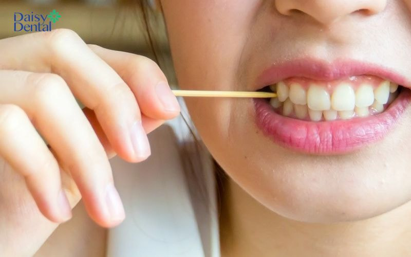 Không nên sử dụng tăm xỉa răng