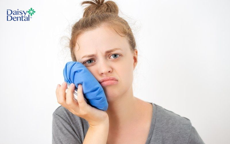 Chườm đá lạnh giúp giảm cảm giác sưng đau hiệu quả