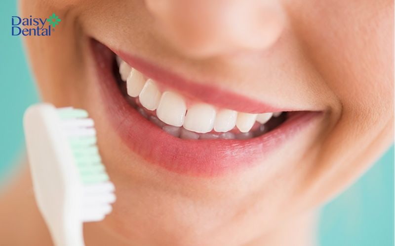 Vệ sinh răng miệng đúng cách giúp giảm tình trạng sưng má