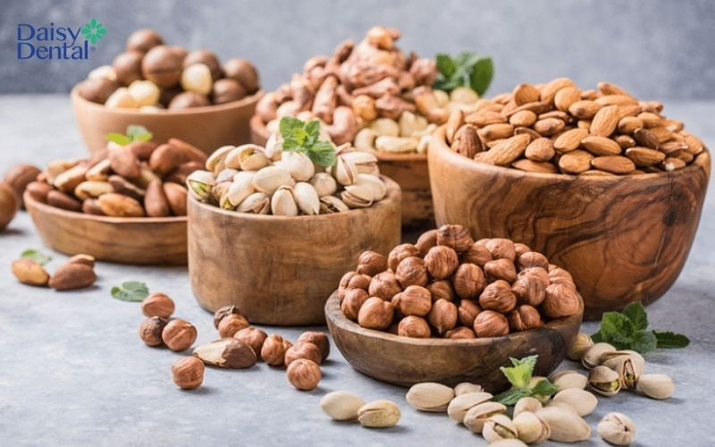 Bạn không nên ăn thực phẩm cứng như các loại hạt