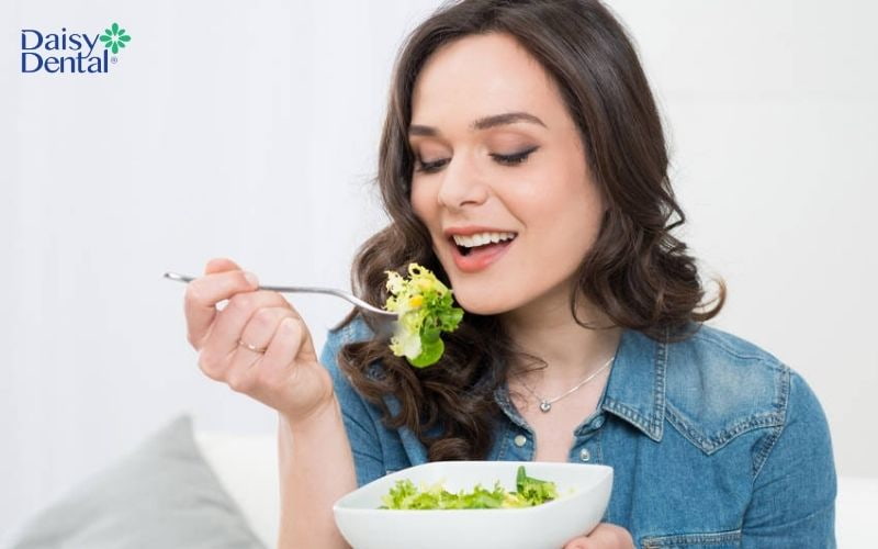 Ăn chậm, nhai kỹ để bảo vệ sức khỏe răng miệng