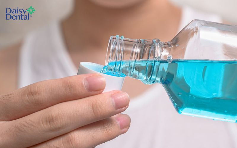 Nước súc miệng trị viêm lợi giúp làm sạch khoang miệng và bảo vệ nướu