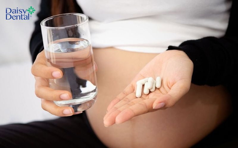 Trong giai đoạn mang thai, mẹ bé có thể uống thuốc tetracycline