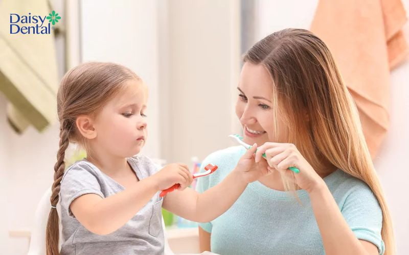 Cùng bé tập thói quen đánh răng hằng ngày
