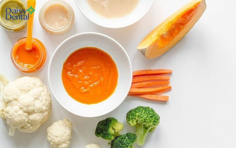 Nên cho bé ăn thức ăn như rau củ xanh, bổ sung vitamin C, D