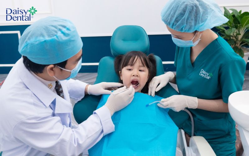 Đưa trẻ thăm khám theo định kỳ 6 tháng/lần