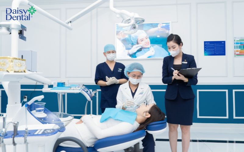 Khách hàng trải nghiệm dịch vụ nhổ răng khôn mọc ngầm tại Nha khoa quốc tế DAISY