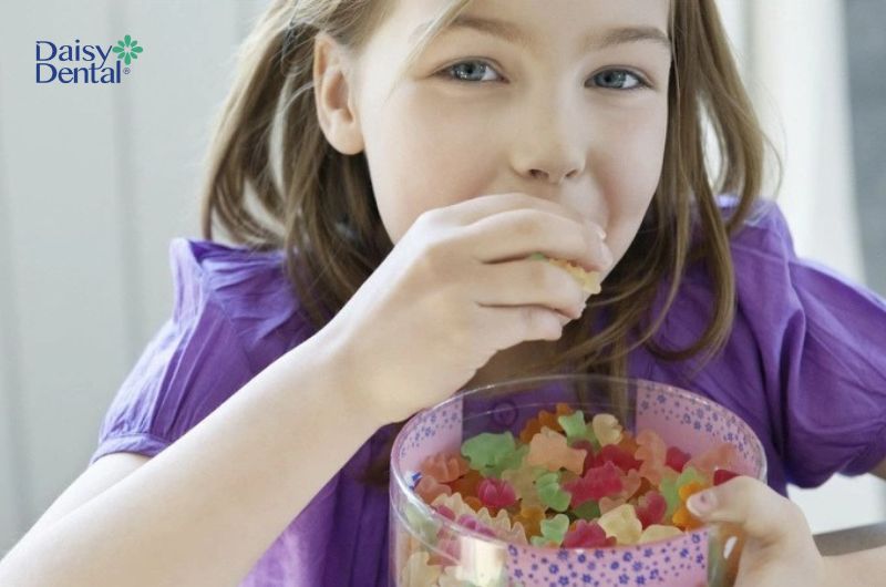 Răng bé dễ bị đổi màu nếu ăn quá nhiều đồ ngọt