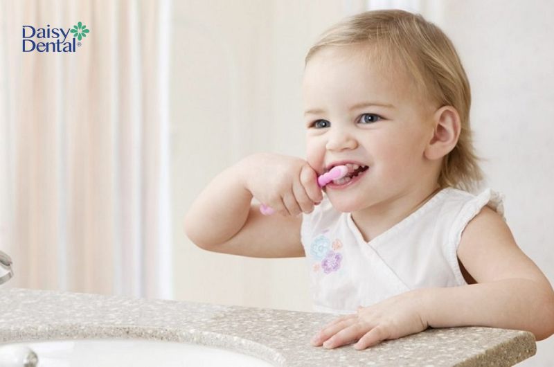 Vệ sinh răng miệng chưa đúng cách cũng có thể khiến răng trẻ bị xỉn màu