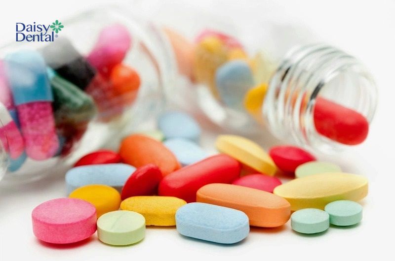 Răng trẻ ố màu có thể do ảnh hưởng của các loại thuốc kháng sinh