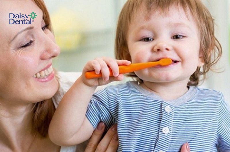 Hướng dẫn các bé chăm sóc răng miệng từ nhỏ