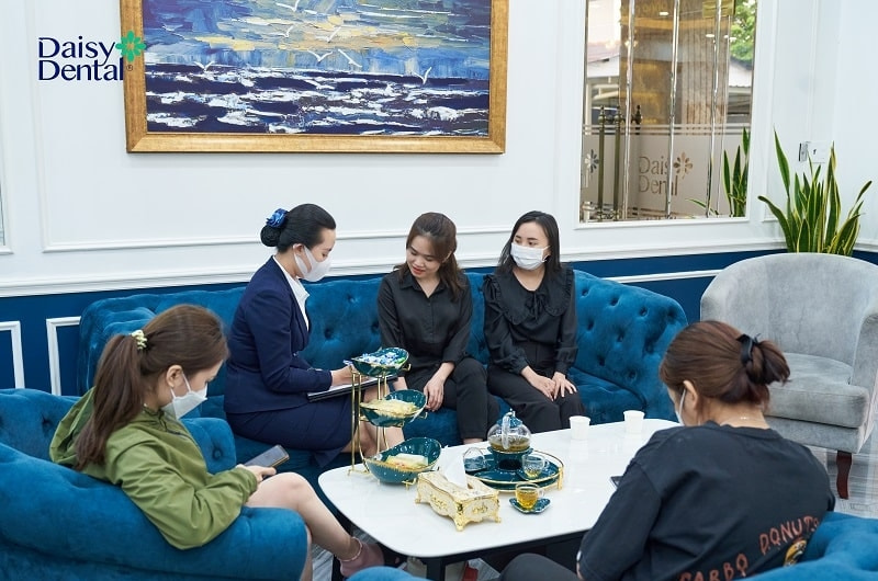 Chuyên viên nhiệt tình hỗ trợ khách hàng tại DAISY DENTAL