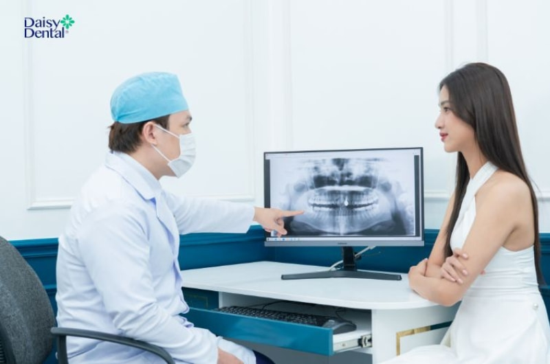 Bác sĩ tư vấn cho khách hàng trước khi nhổ răng số 8