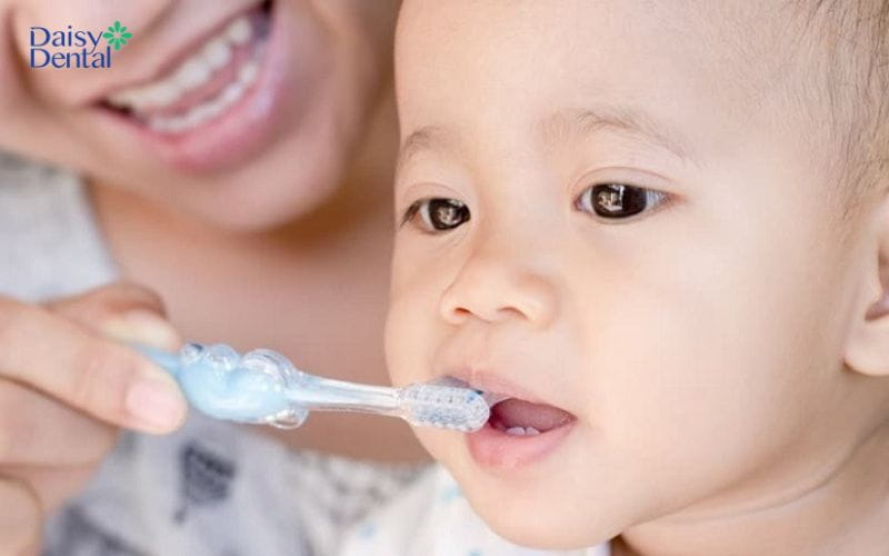 Vệ sinh răng miệng sạch sẽ cho trẻ 1 tuổi