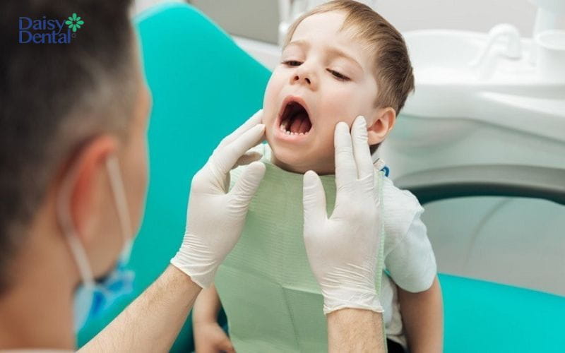 Cần cho trẻ đi thăm khám nên tình trạng trẻ bị hôi miệng kéo dài không khỏi