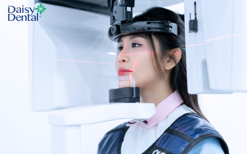 Khách hàng đang chụp X - quang để đánh giá tình trạng xương hàm