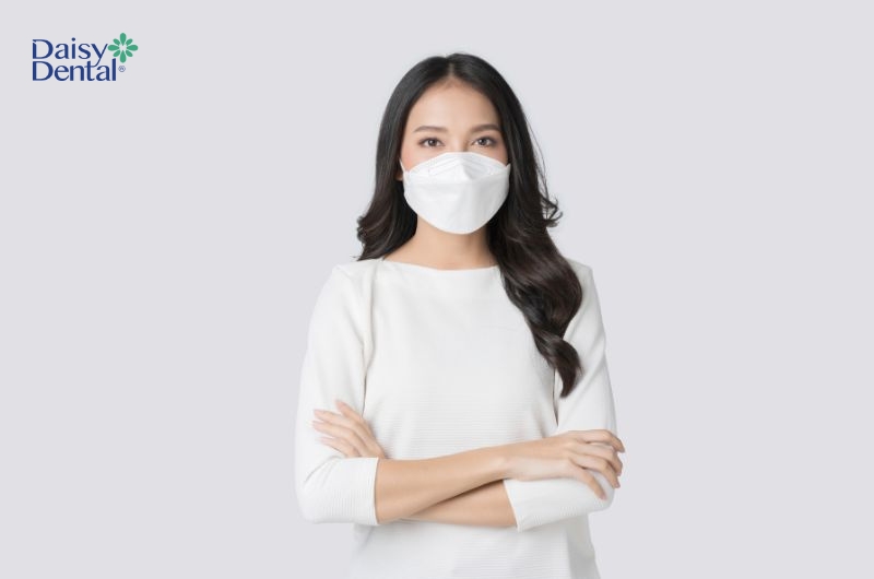 Bạn nên đeo khẩu trang khi đi ra ngoài hoặc đến nơi đông người để phòng tránh lây nhiễm bệnh.